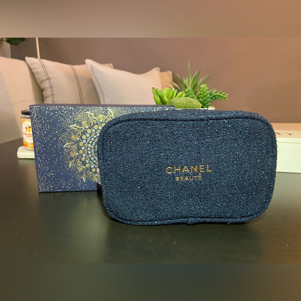 CHANEL Makeup Bag 2025 Holiday Navy Pouch Only Limited Edition! Authentic! NEW! - Picture 2 of 8